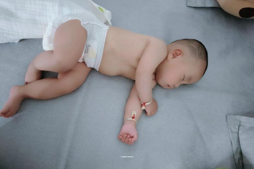 喀什三个月宝宝抬头不稳